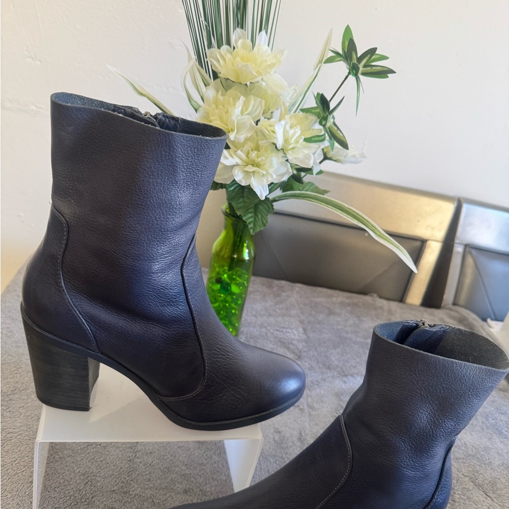 Solendid elegant women's boots in blue, size 6